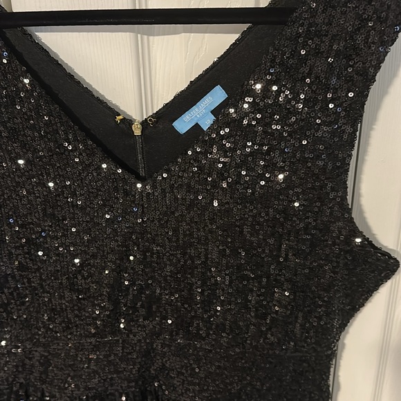 DRAPER JAMES RSVP Sleeveless V-Neck Sequin Dress in Black - Picture 2 of 8